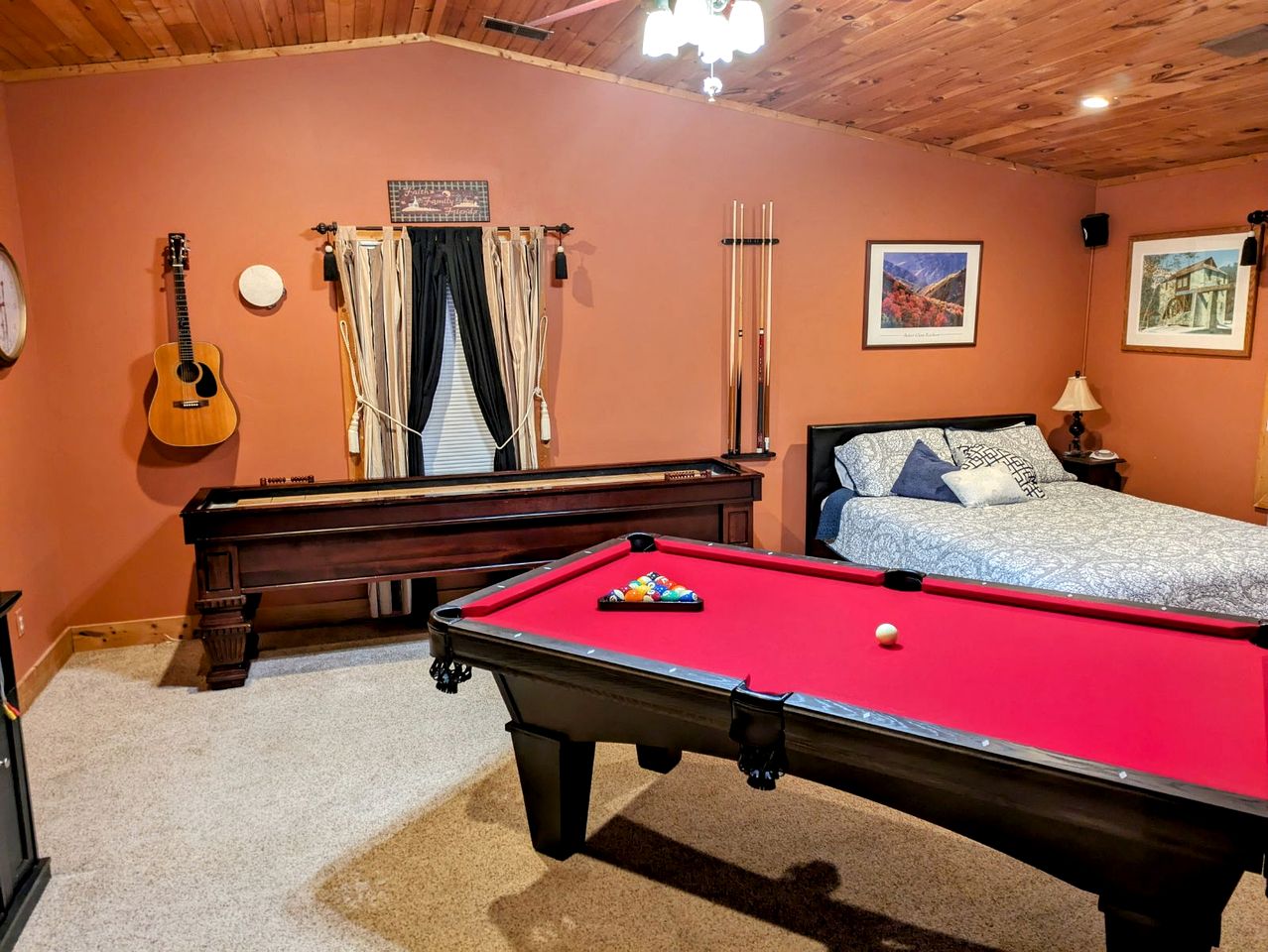 Splendid Spacious Cabin with Jacuzzi and Beautiful Private Deck in Sevierville, Tennessee