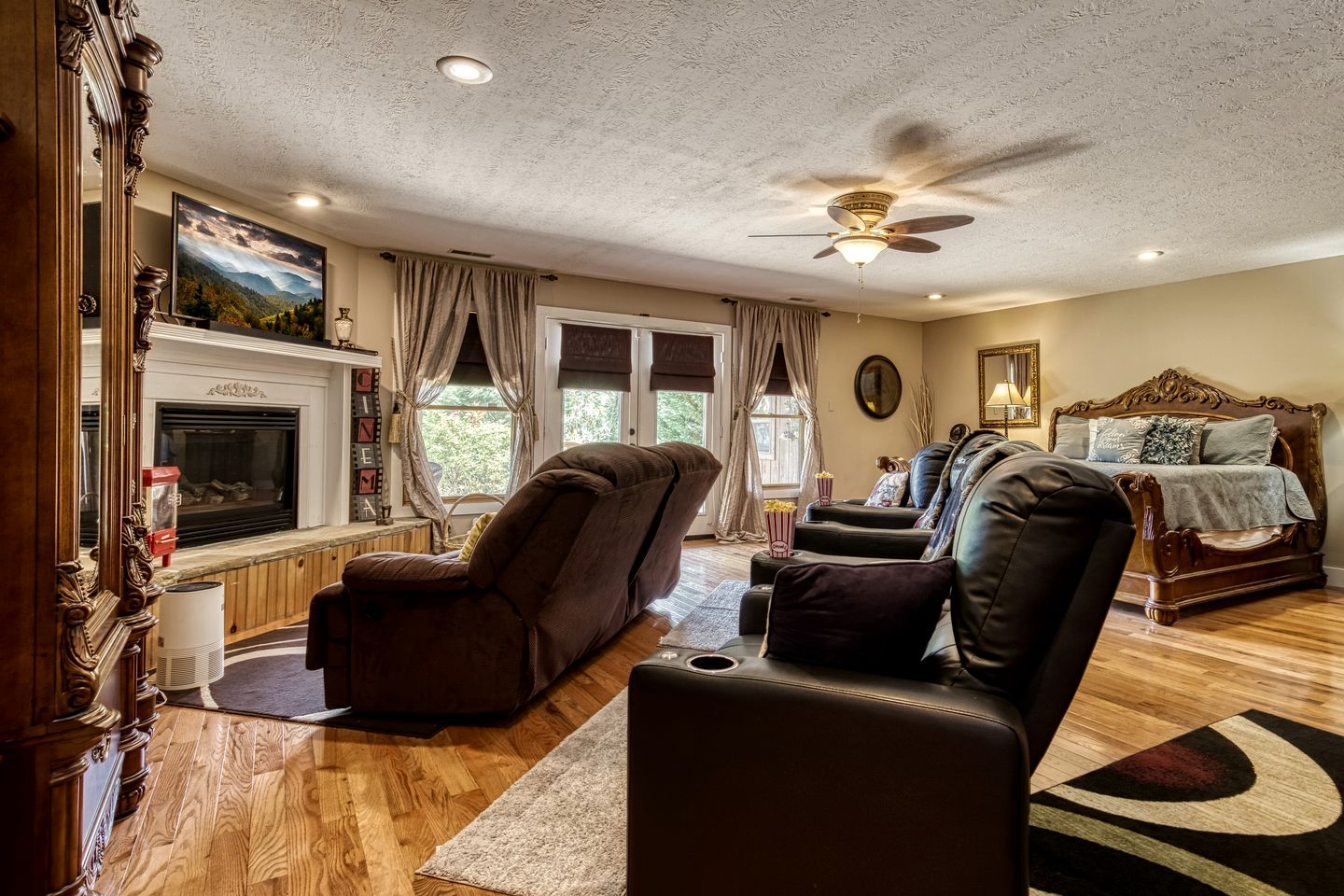 Splendid Spacious Cabin with Jacuzzi and Beautiful Private Deck in Sevierville, Tennessee