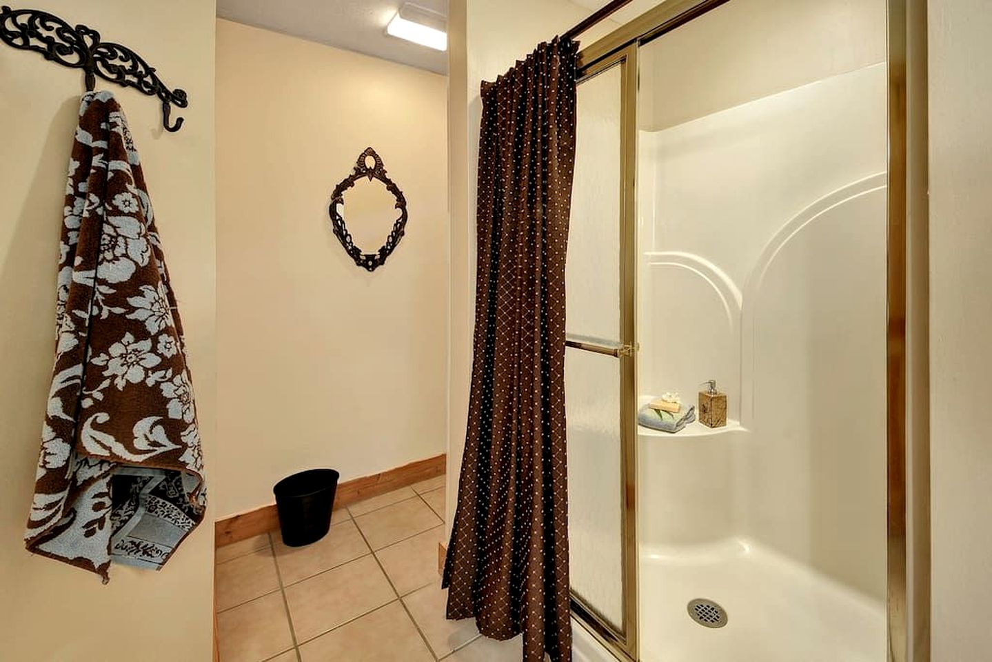 Splendid Spacious Cabin with Jacuzzi and Beautiful Private Deck in Sevierville, Tennessee