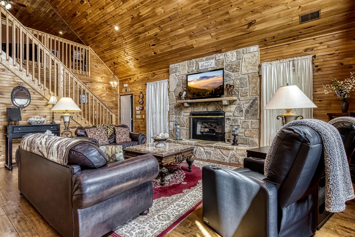 Splendid Spacious Cabin with Jacuzzi and Beautiful Private Deck in Sevierville, Tennessee