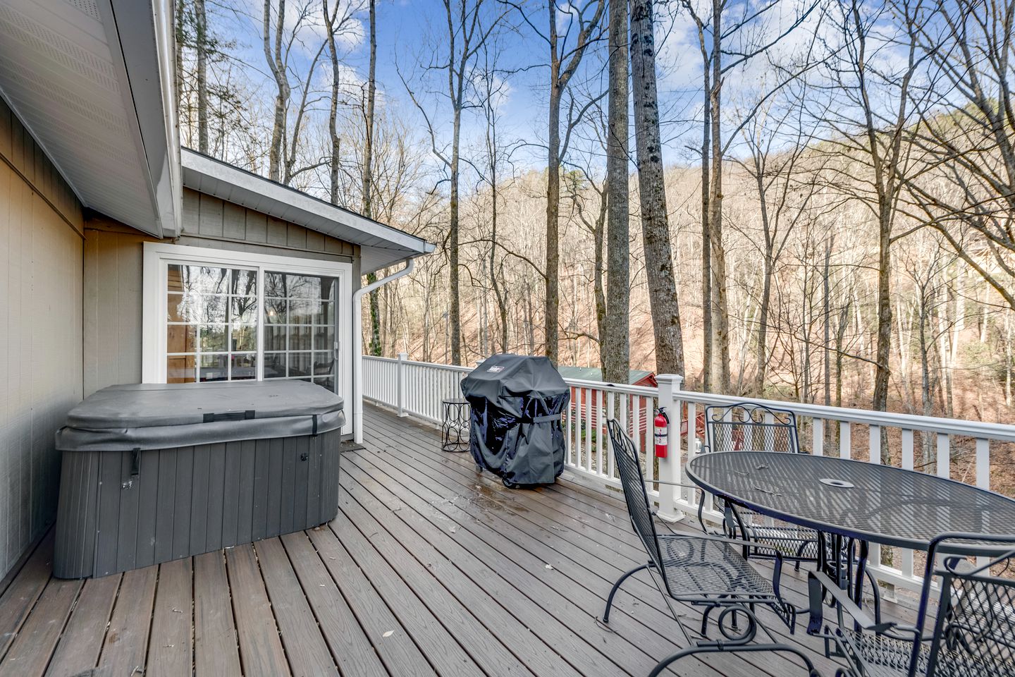 Stunning Cottage with Tennis Court and Hot-tub in Sevierville, Tennessee