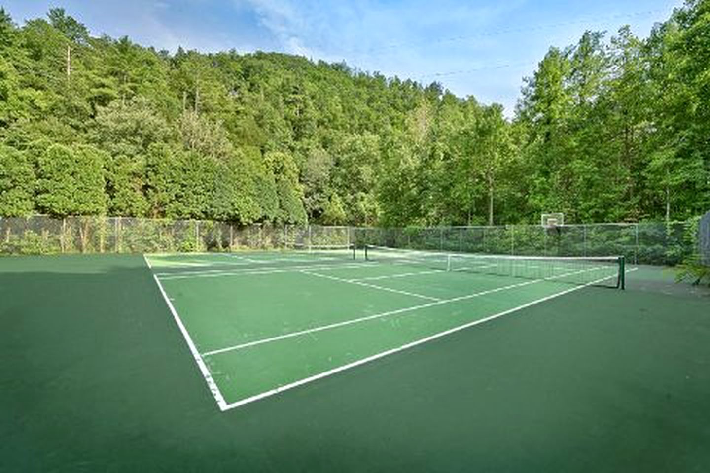 Stunning Cottage with Tennis Court and Hot-tub in Sevierville, Tennessee