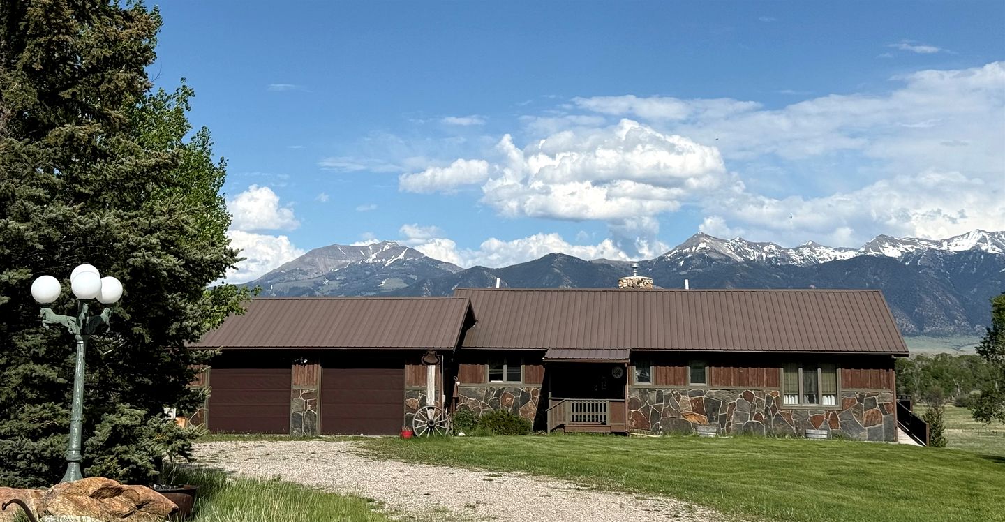 Charming Riverfront Guest House with Deck Overlooking Madison River, Near Ennis, Montana