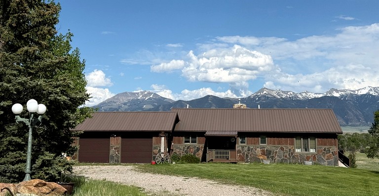Charming Riverfront Guest House with Deck Overlooking Madison River, Near Ennis, Montana