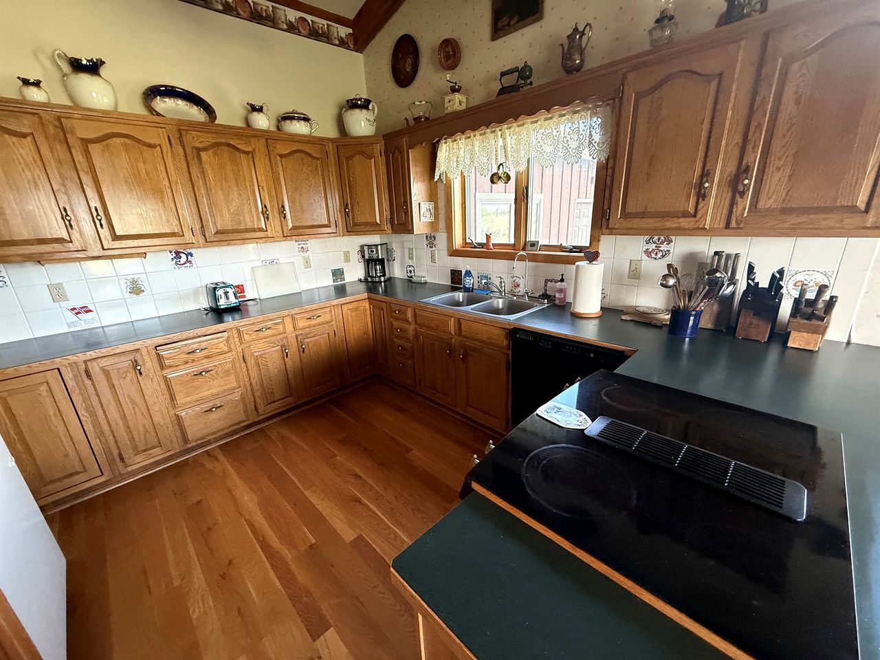 Charming Riverfront Guest House with Deck Overlooking Madison River, Near Ennis, Montana