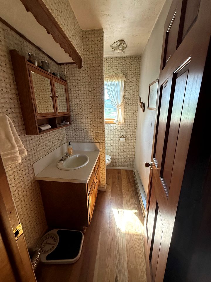 Charming Riverfront Guest House with Deck Overlooking Madison River, Near Ennis, Montana