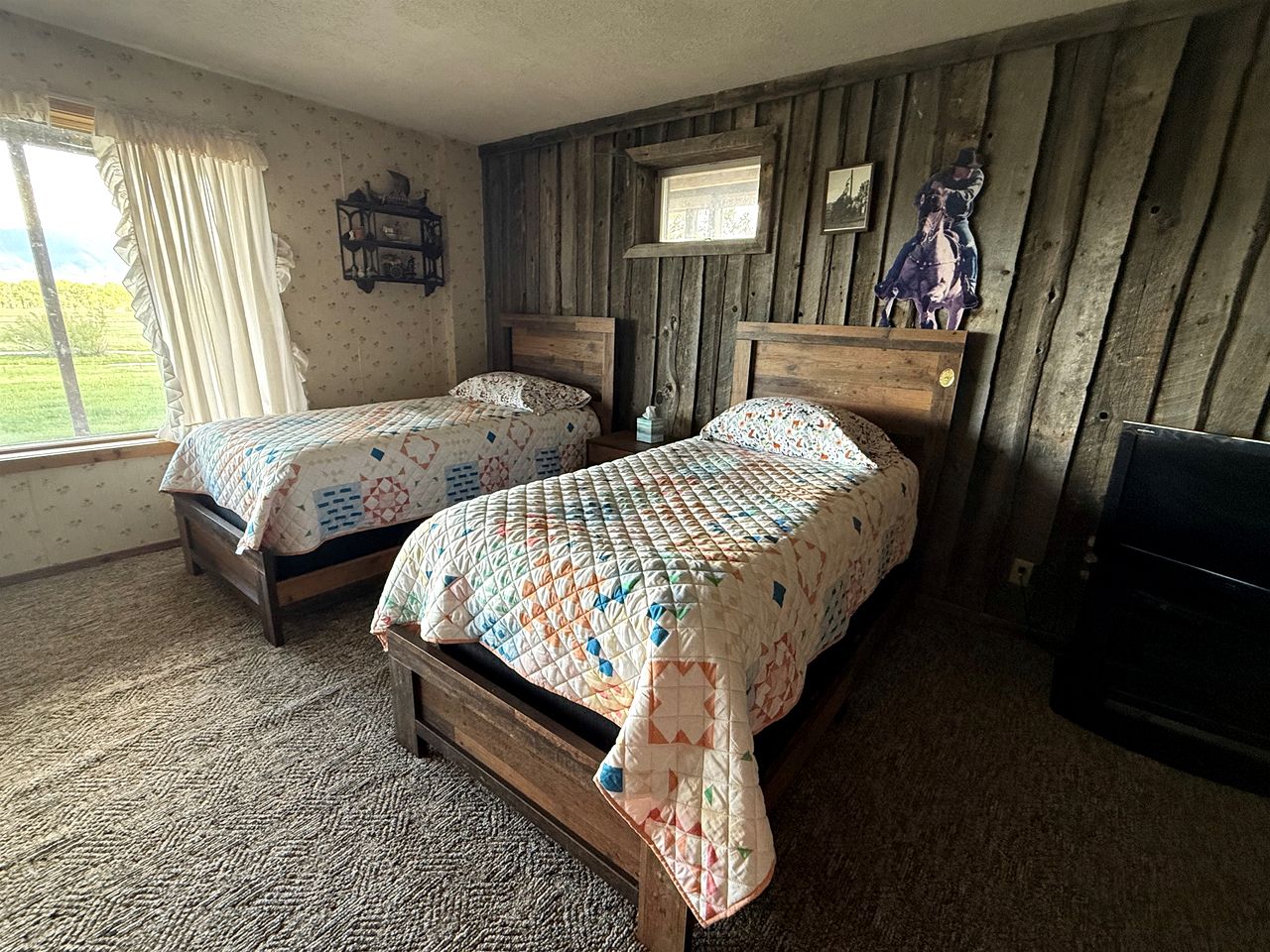 Charming Riverfront Guest House with Deck Overlooking Madison River, Near Ennis, Montana