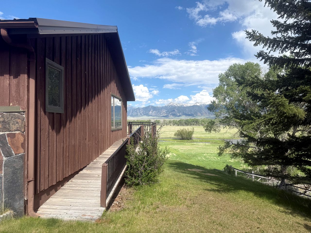 Charming Riverfront Guest House with Deck Overlooking Madison River, Near Ennis, Montana