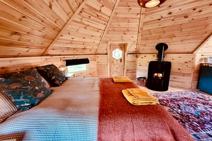 Beautiful Cozy Cabin with Hot-tub in Umberleigh, England - Photo 2