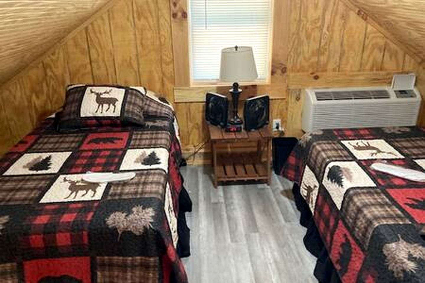 Quaint Cabin with Lofted Interior, Spa and BBQ in Indiana