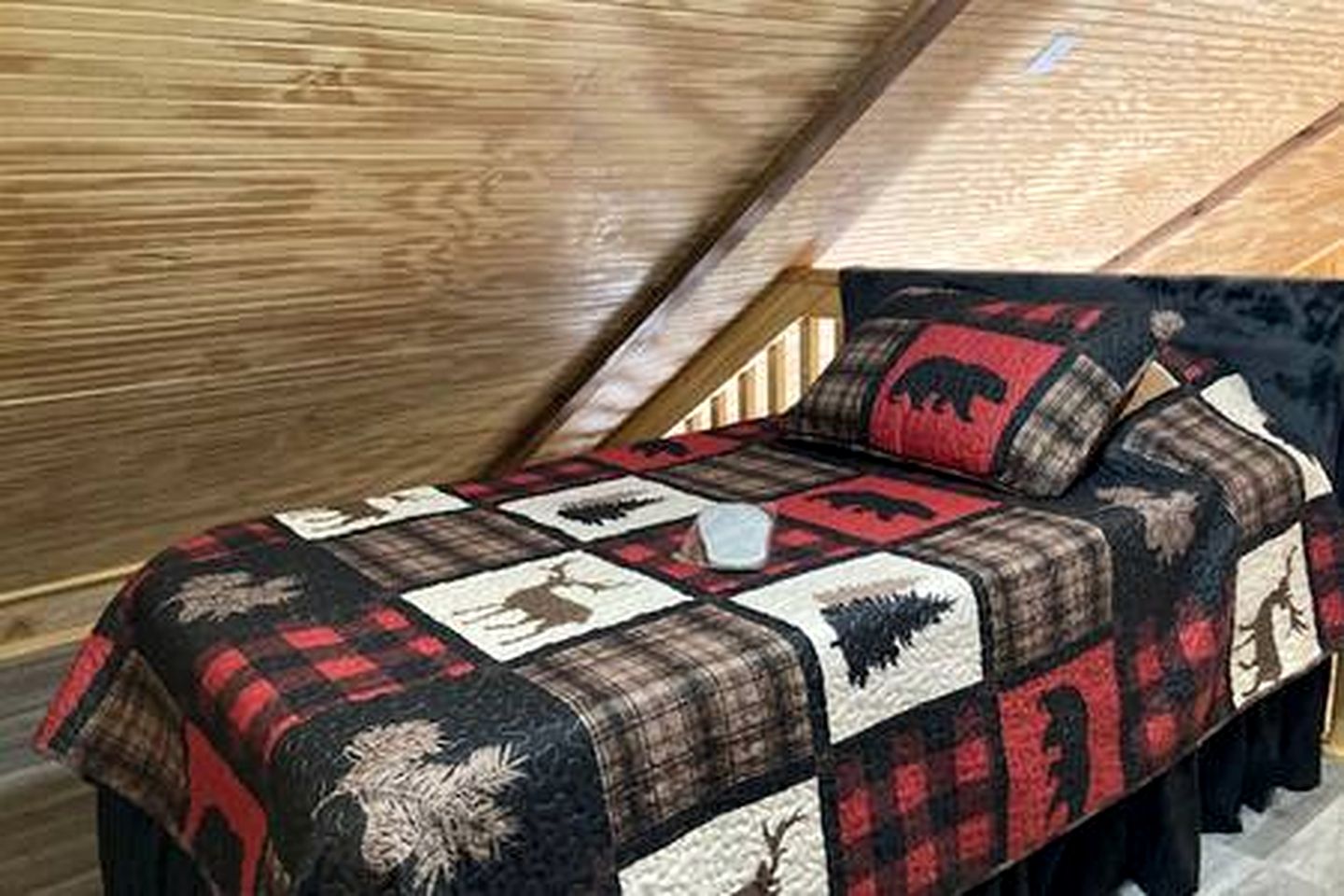Quaint Cabin with Lofted Interior, Spa and BBQ in Indiana