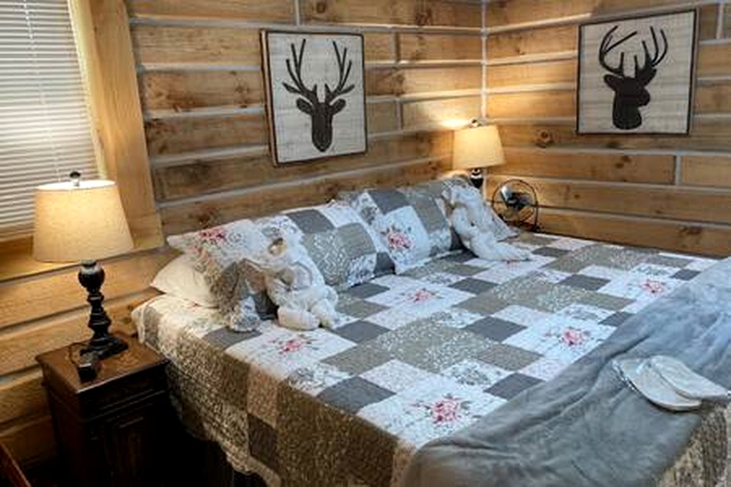 Quaint Cabin with Lofted Interior, Spa and BBQ in Indiana