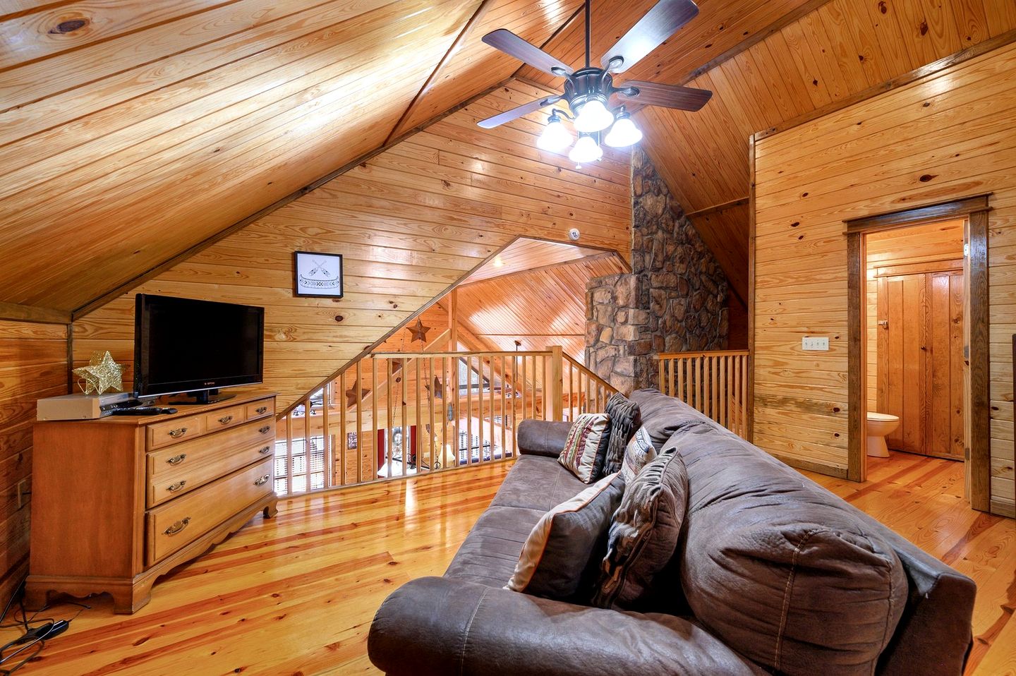 Charming Cabin with Wrap-Around Porch & Hot Tub near Beavers Bend – Hochatown, OK