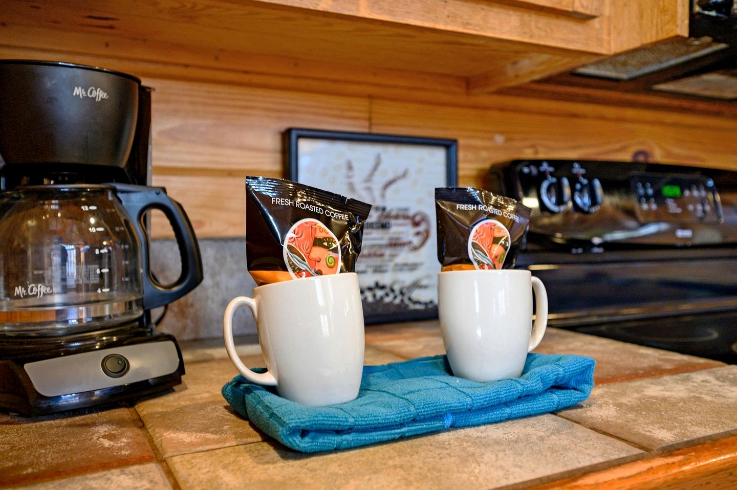 Charming Cabin with Wrap-Around Porch & Hot Tub near Beavers Bend – Hochatown, OK