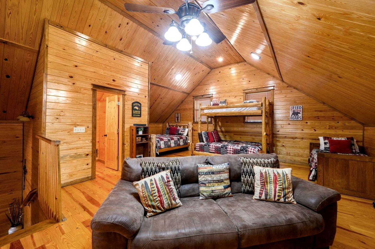 Charming Cabin with Wrap-Around Porch & Hot Tub near Beavers Bend – Hochatown, OK