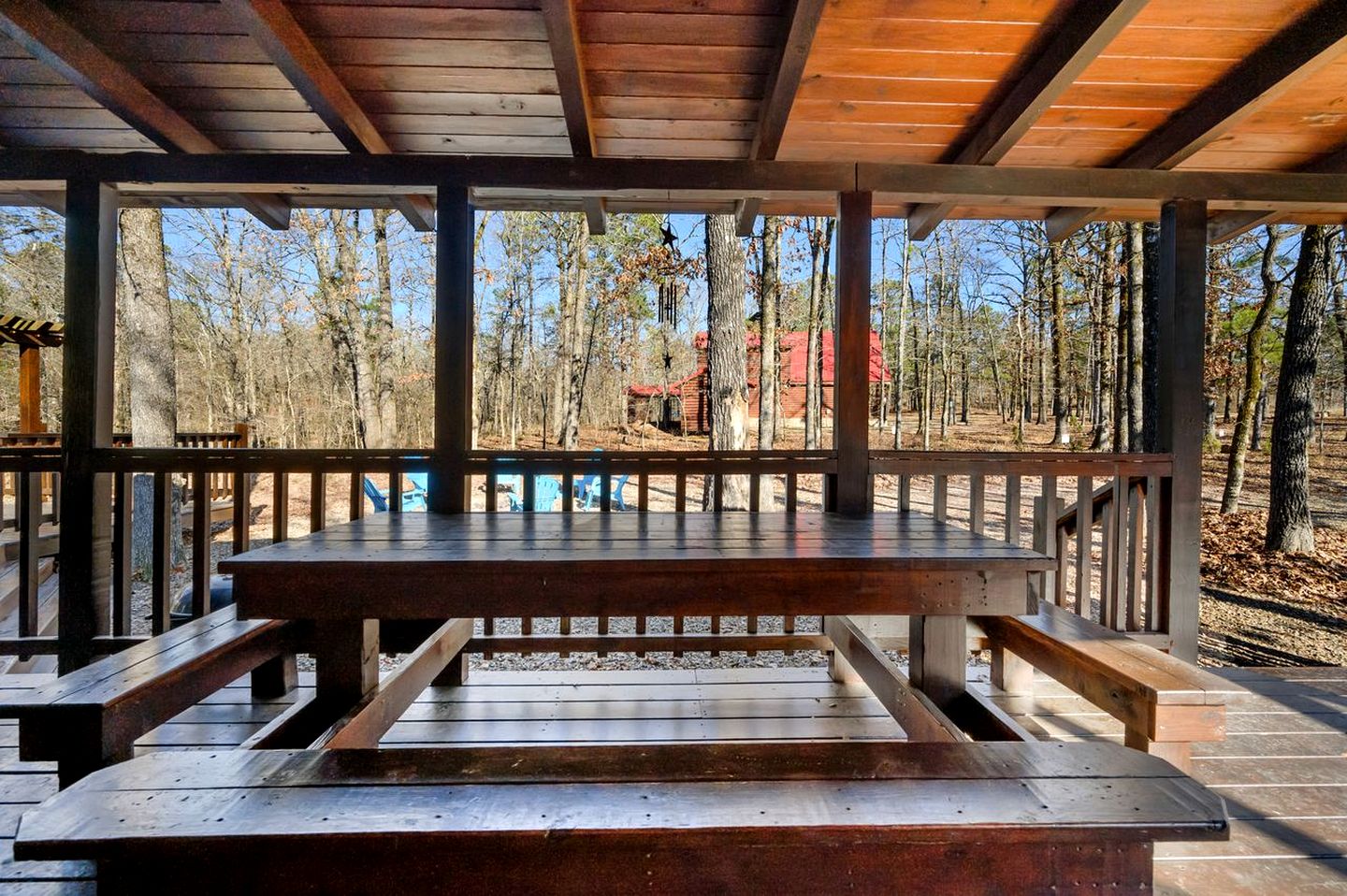 Charming Cabin with Wrap-Around Porch & Hot Tub near Beavers Bend – Hochatown, OK