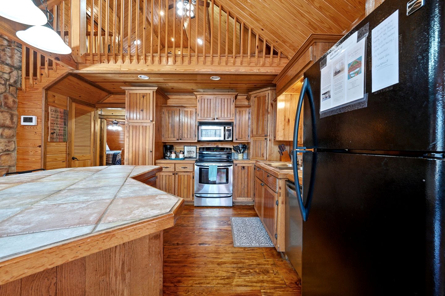 Charming Cabin with Wrap-Around Porch & Hot Tub near Beavers Bend – Hochatown, OK