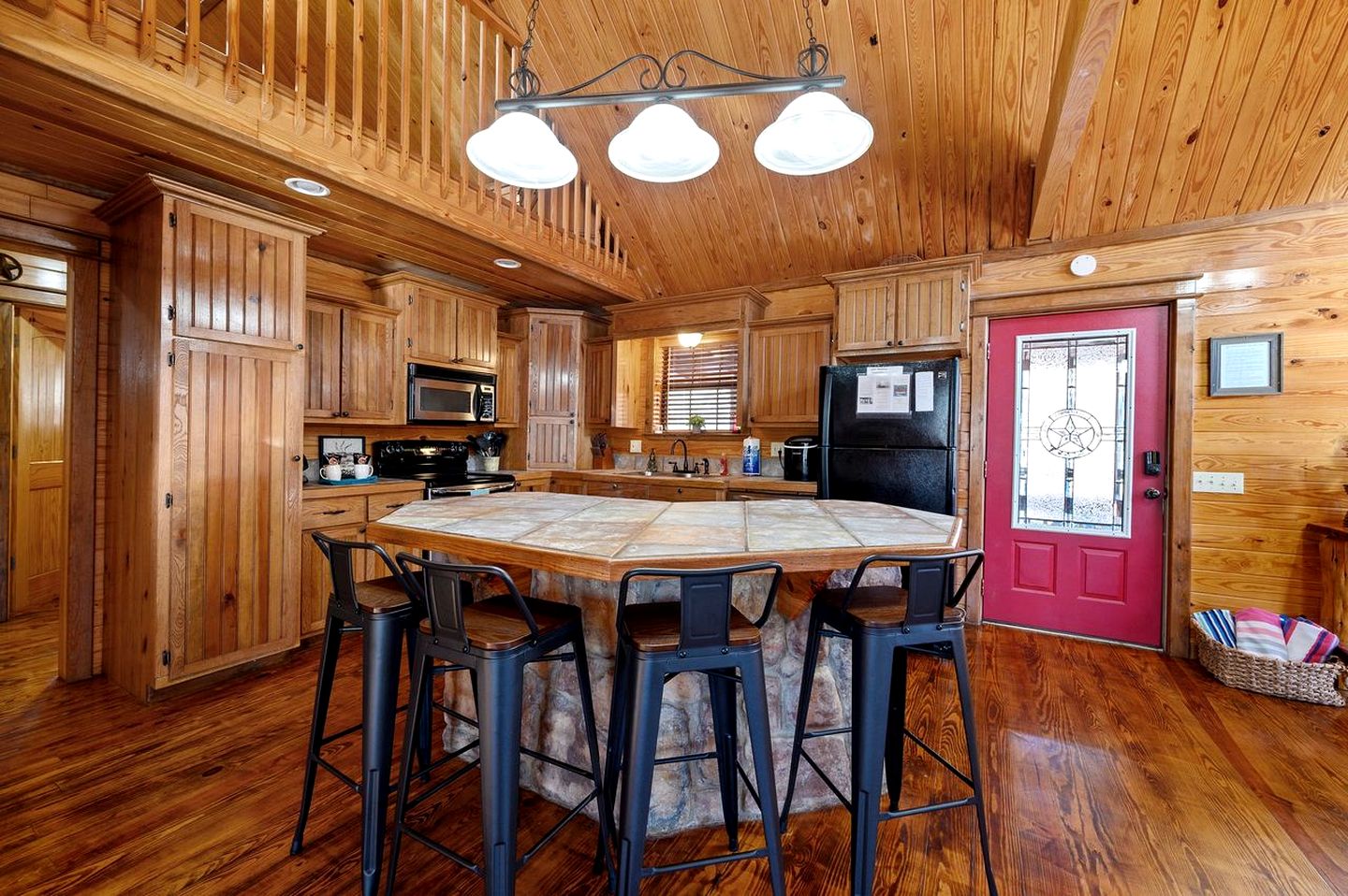 Charming Cabin with Wrap-Around Porch & Hot Tub near Beavers Bend – Hochatown, OK