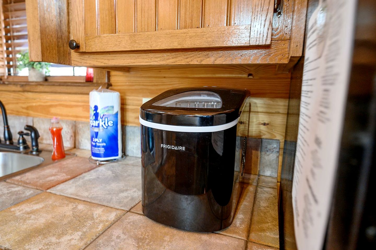 Charming Cabin with Wrap-Around Porch & Hot Tub near Beavers Bend – Hochatown, OK