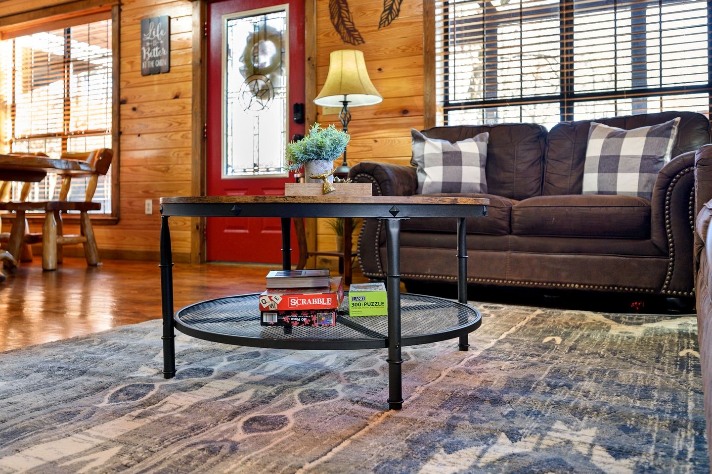 Charming Cabin with Wrap-Around Porch & Hot Tub near Beavers Bend – Hochatown, OK