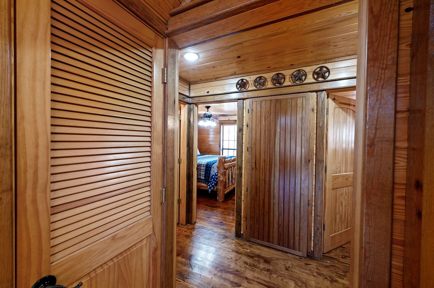 Charming Cabin with Wrap-Around Porch & Hot Tub near Beavers Bend – Hochatown, OK