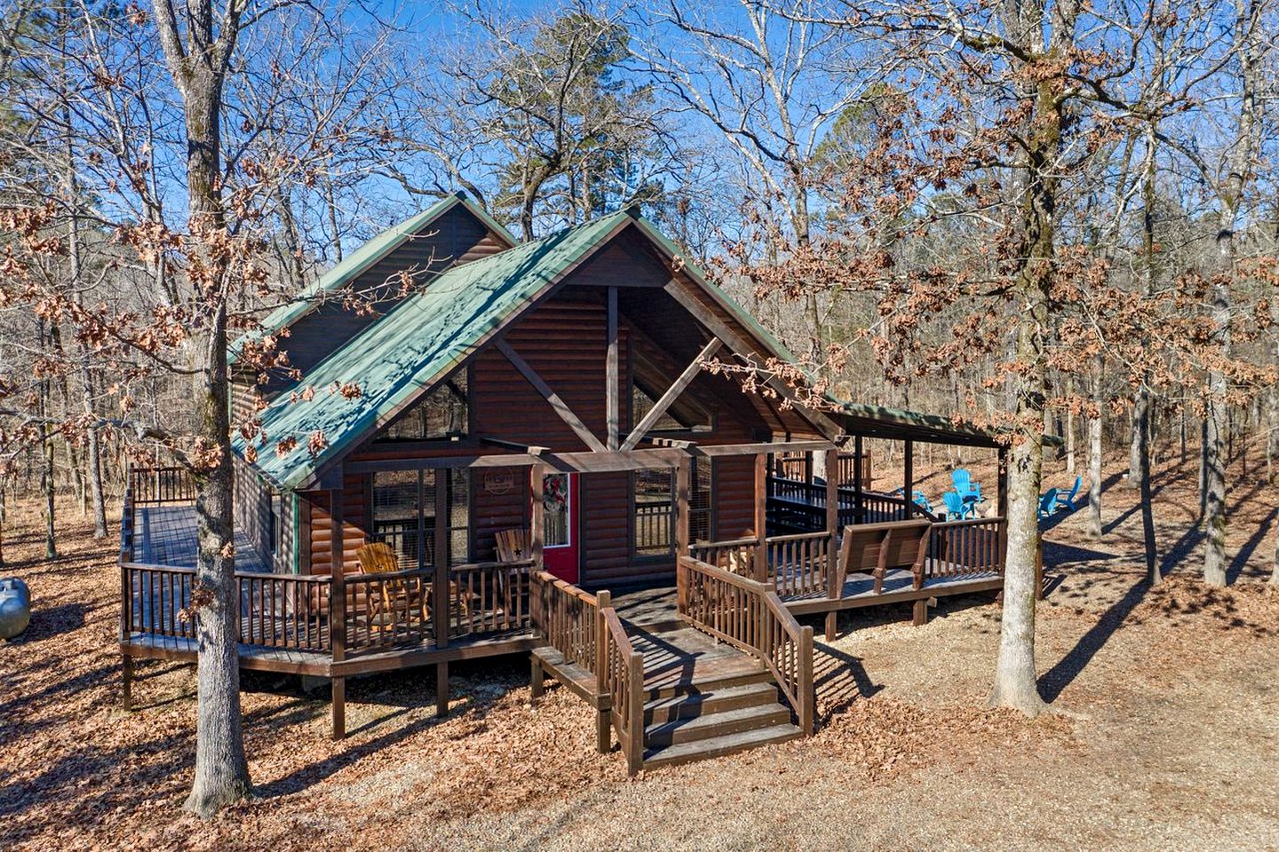 Charming Cabin with Wrap-Around Porch & Hot Tub near Beavers Bend – Hochatown, OK