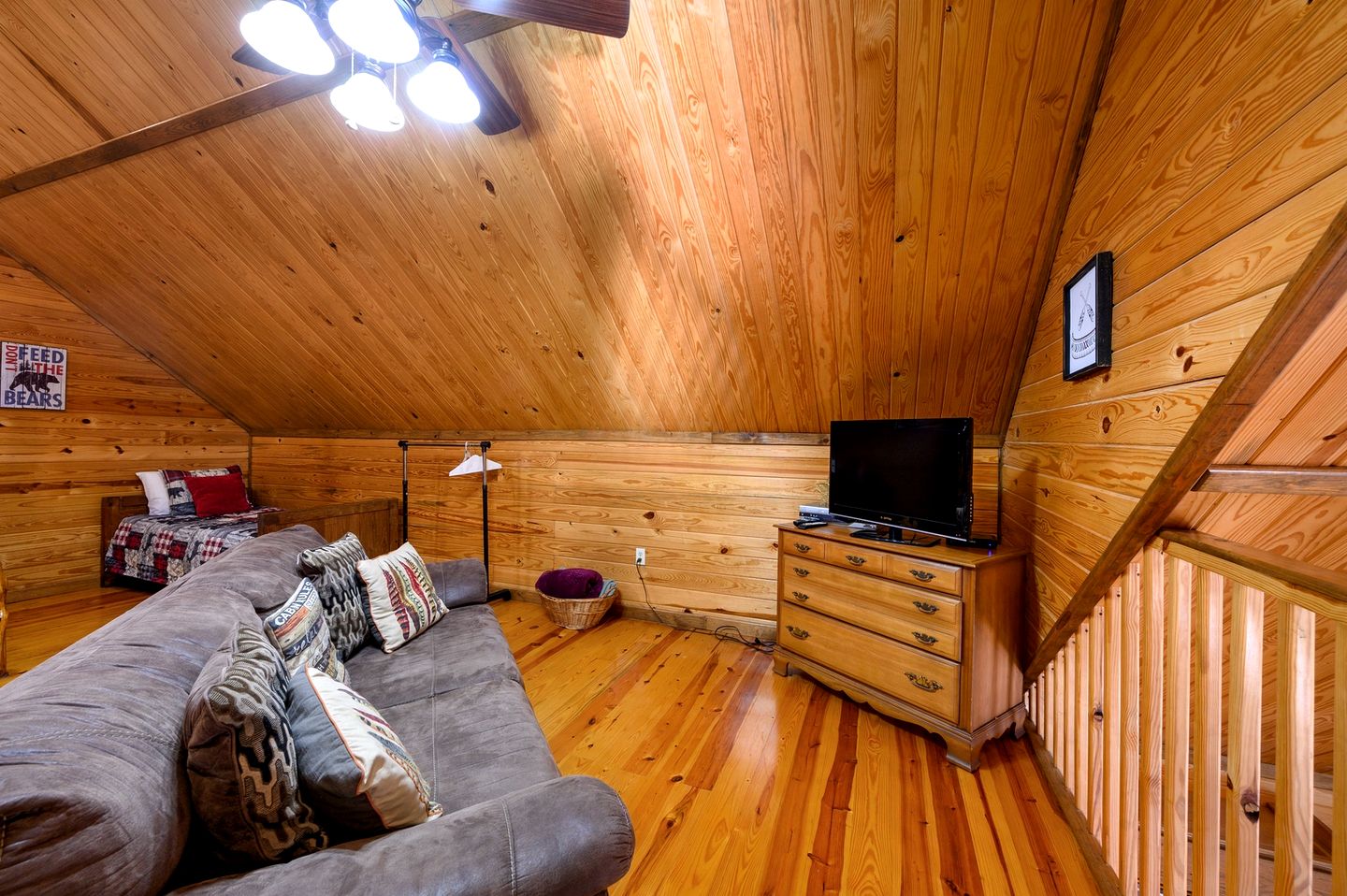 Charming Cabin with Wrap-Around Porch & Hot Tub near Beavers Bend – Hochatown, OK