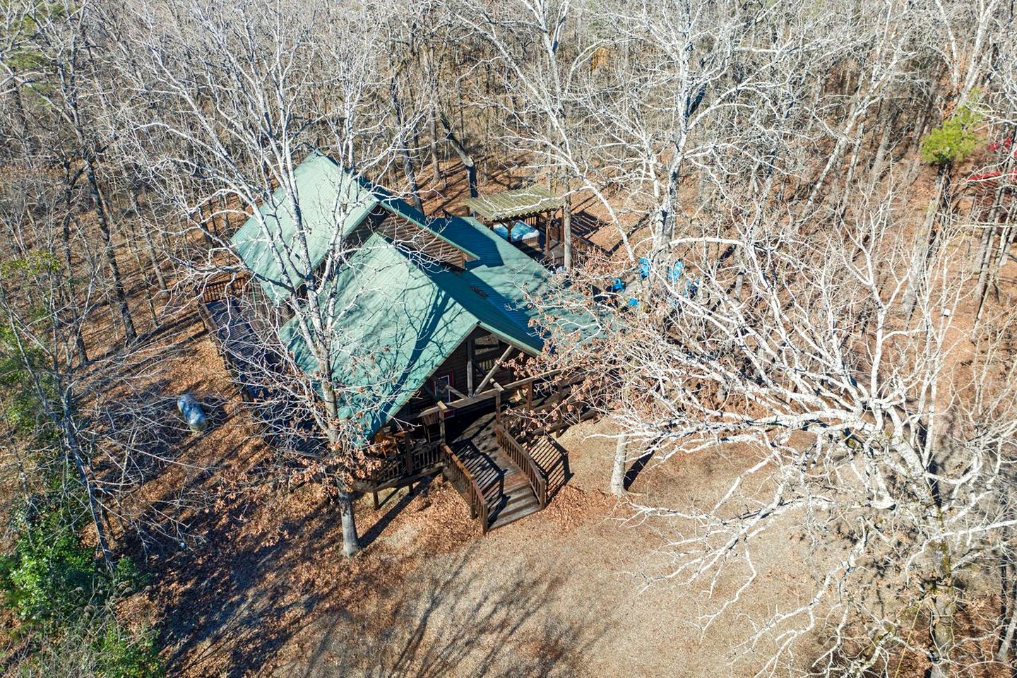 Charming Cabin with Wrap-Around Porch & Hot Tub near Beavers Bend – Hochatown, OK