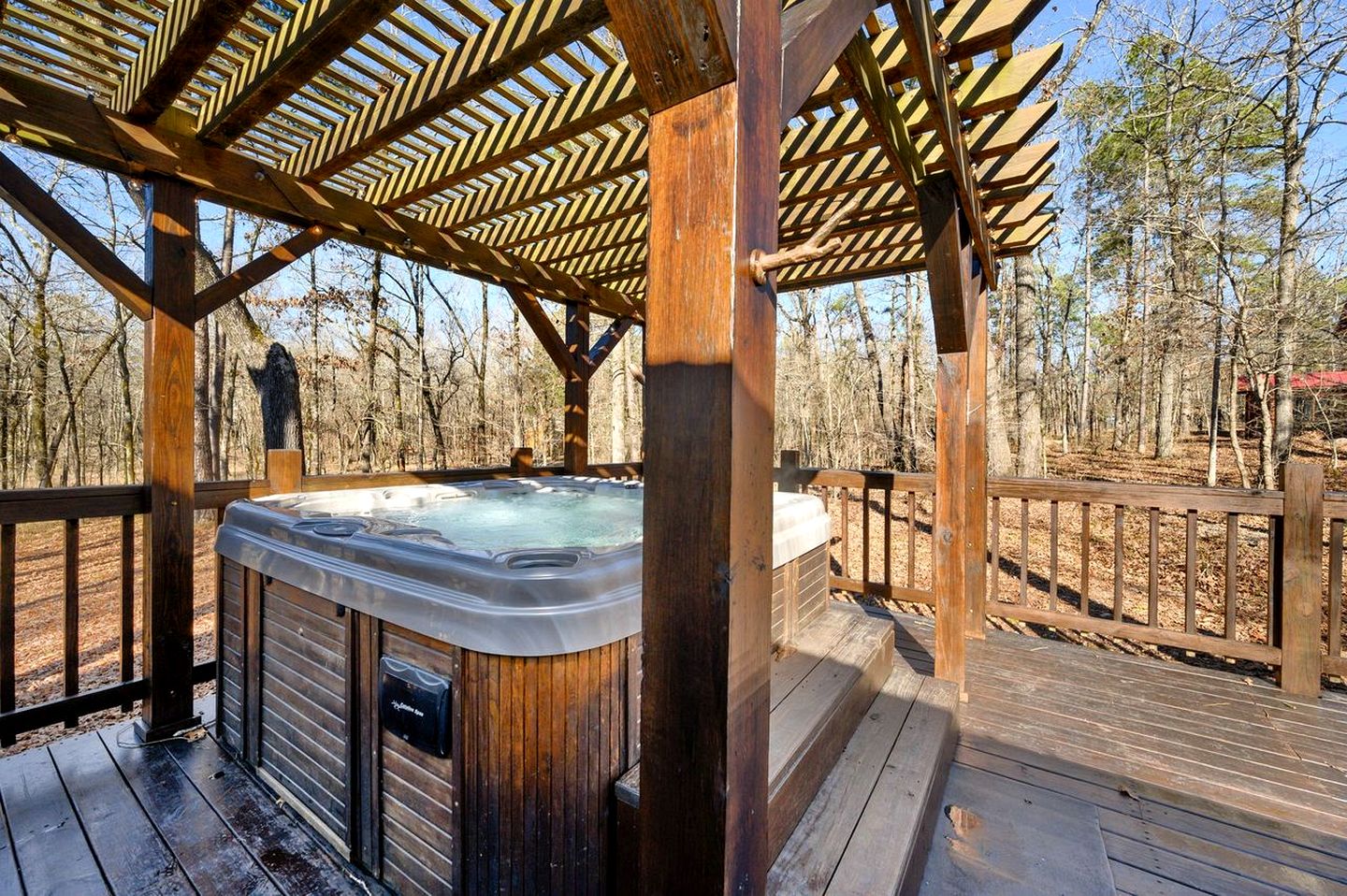 Charming Cabin with Wrap-Around Porch & Hot Tub near Beavers Bend – Hochatown, OK