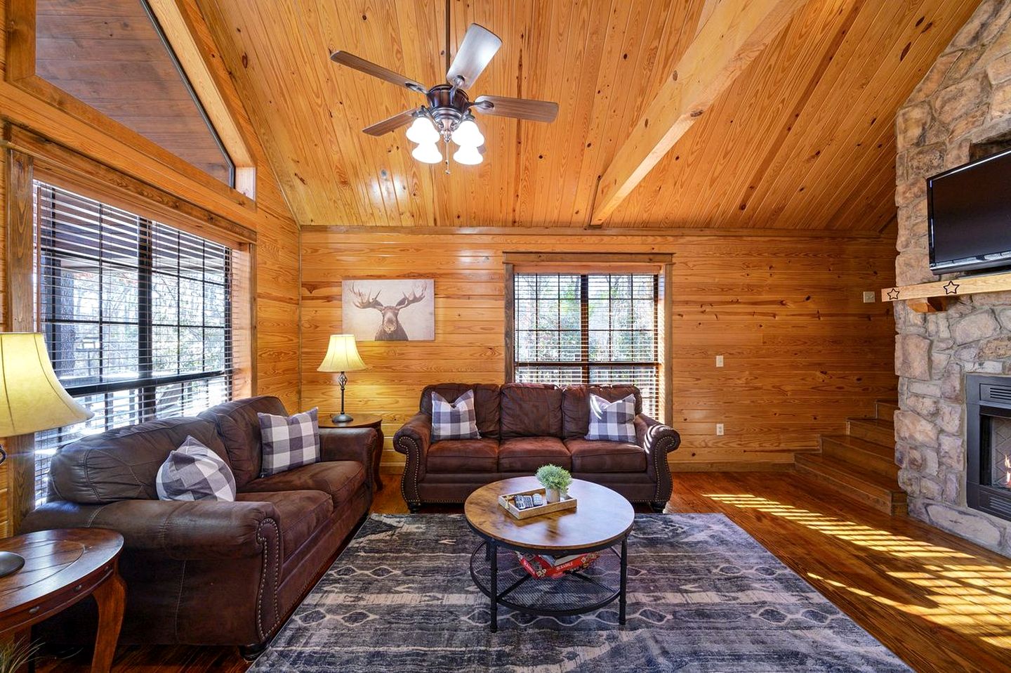 Charming Cabin with Wrap-Around Porch & Hot Tub near Beavers Bend – Hochatown, OK