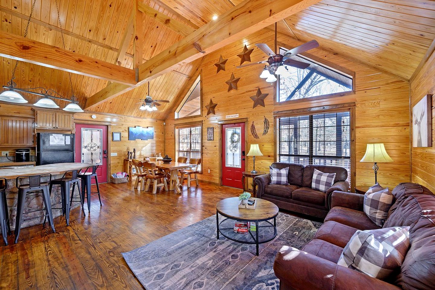 Charming Cabin with Wrap-Around Porch & Hot Tub near Beavers Bend – Hochatown, OK