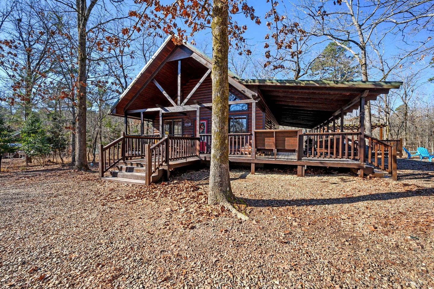 Charming Cabin with Wrap-Around Porch & Hot Tub near Beavers Bend – Hochatown, OK