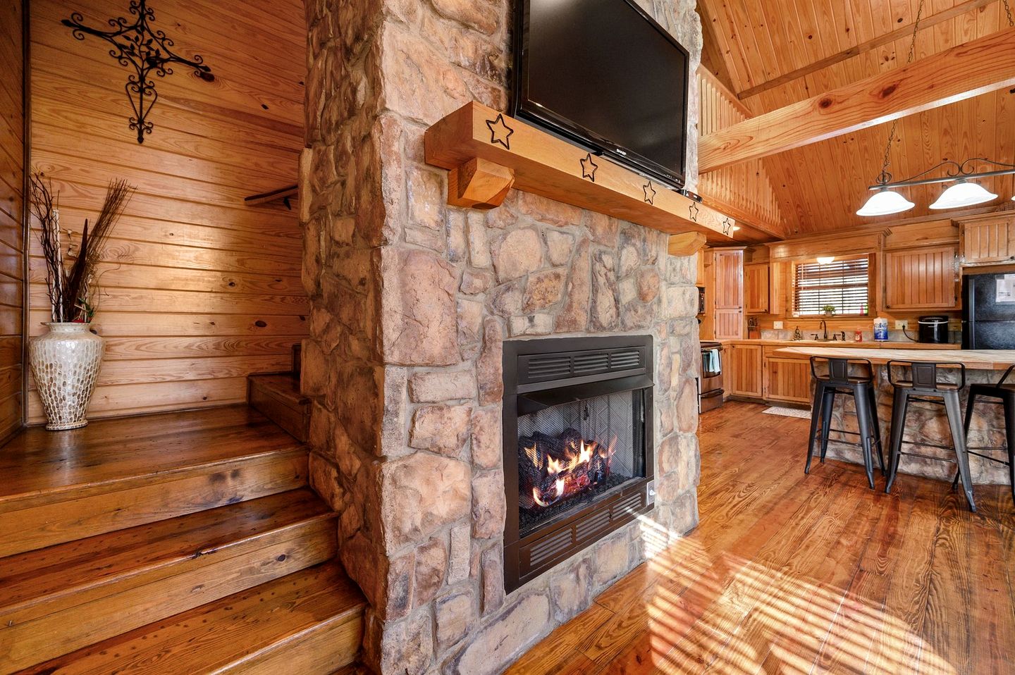 Charming Cabin with Wrap-Around Porch & Hot Tub near Beavers Bend – Hochatown, OK