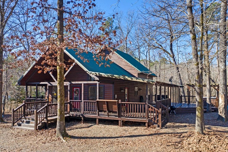 Charming Cabin with Wrap-Around Porch & Hot Tub near Beavers Bend – Hochatown, OK