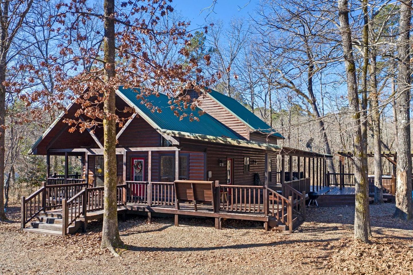 Charming Cabin with Wrap-Around Porch & Hot Tub near Beavers Bend – Hochatown, OK