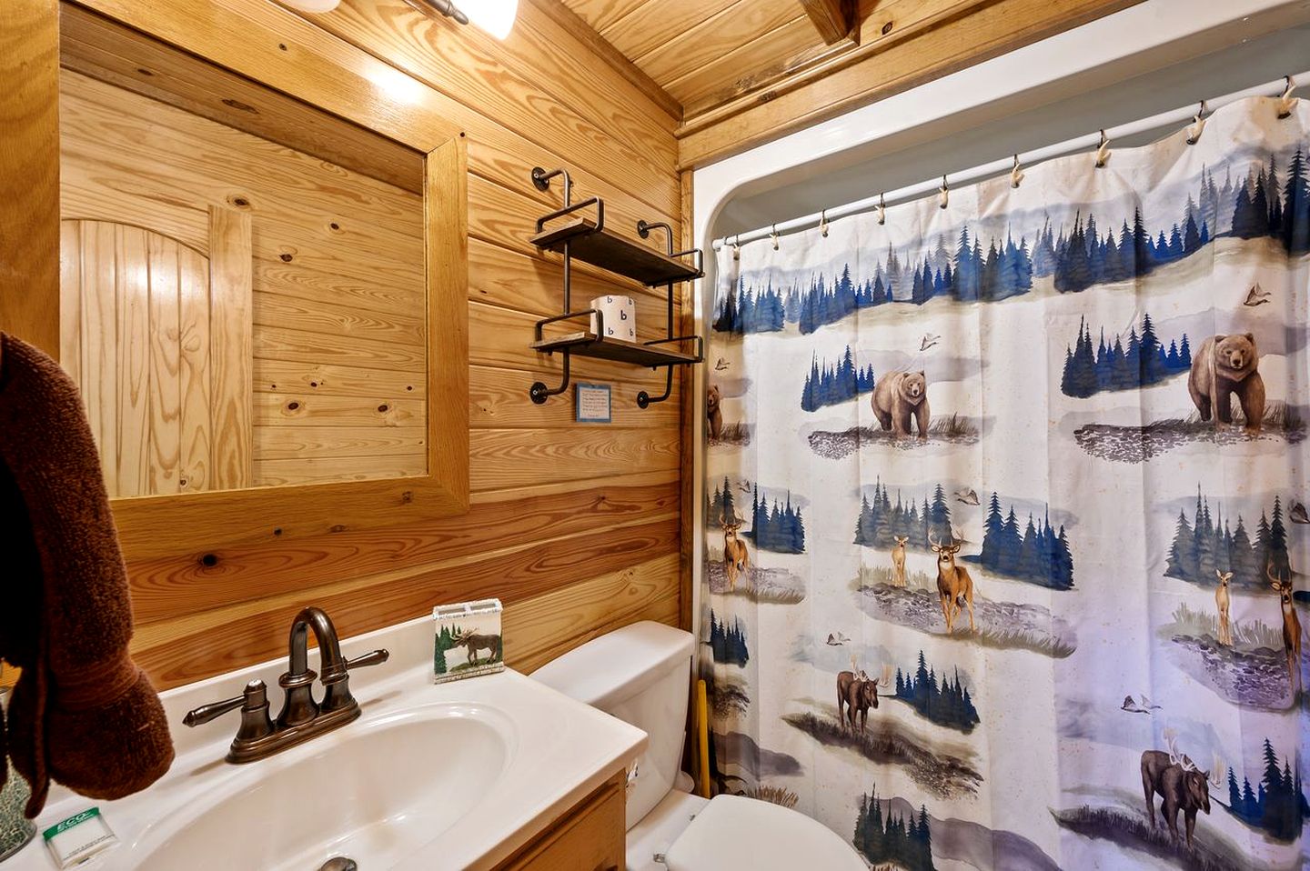 Charming Cabin with Wrap-Around Porch & Hot Tub near Beavers Bend – Hochatown, OK