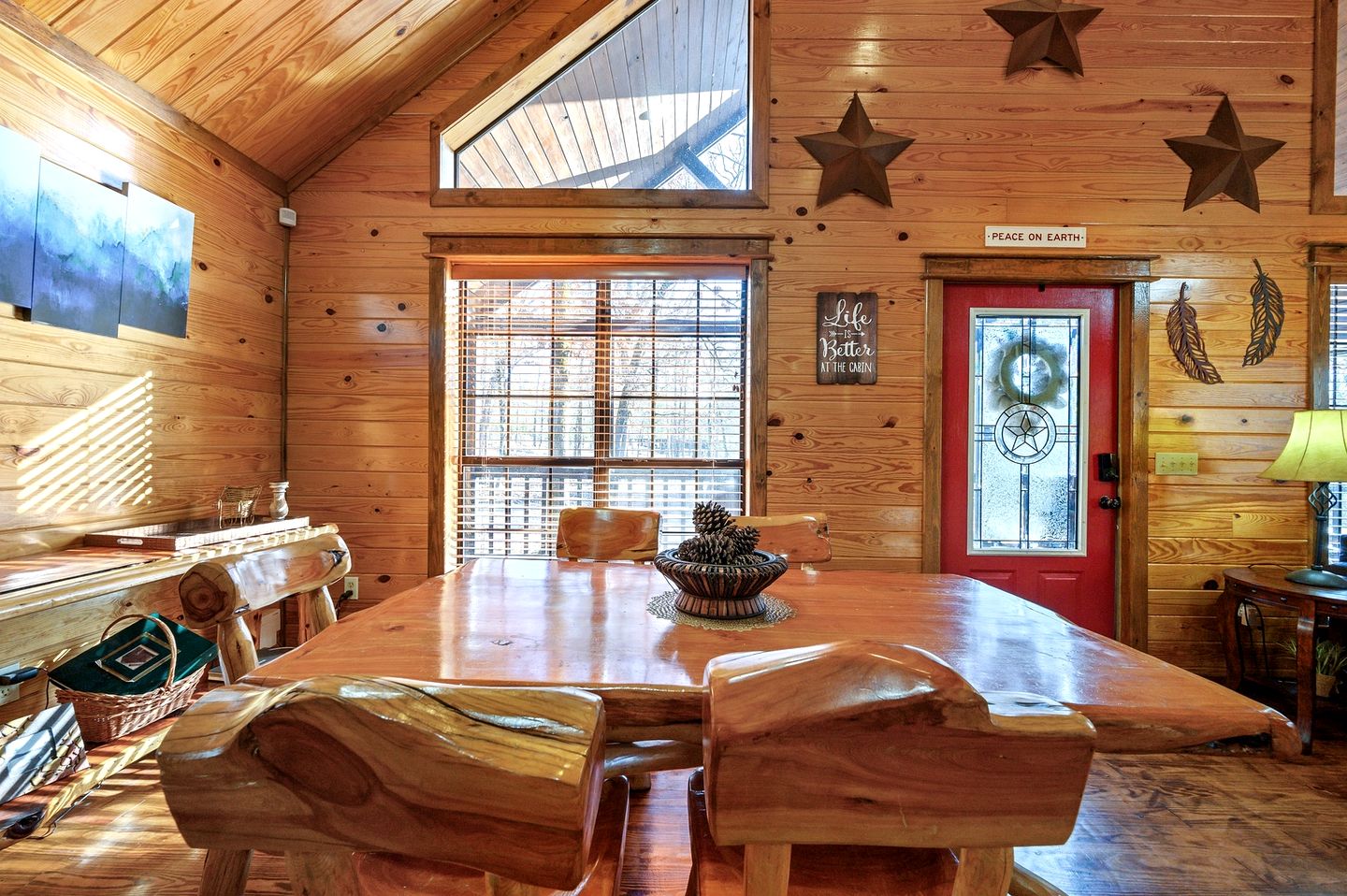 Charming Cabin with Wrap-Around Porch & Hot Tub near Beavers Bend – Hochatown, OK
