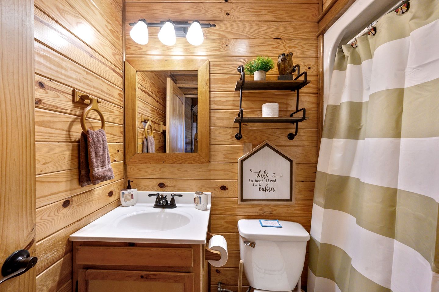 Charming Cabin with Wrap-Around Porch & Hot Tub near Beavers Bend – Hochatown, OK