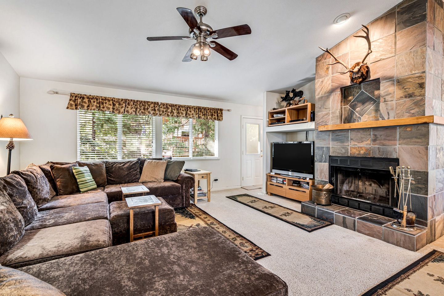 Mountain Retreat with Furnished Deck, BBQ and Fire Pit in Groveland, California