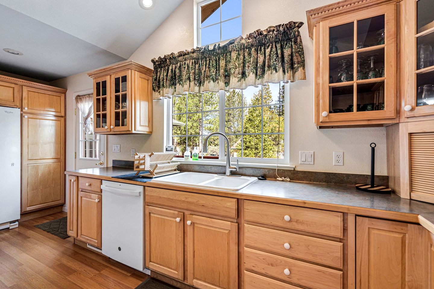 Mountain Retreat with Furnished Deck, BBQ and Fire Pit in Groveland, California