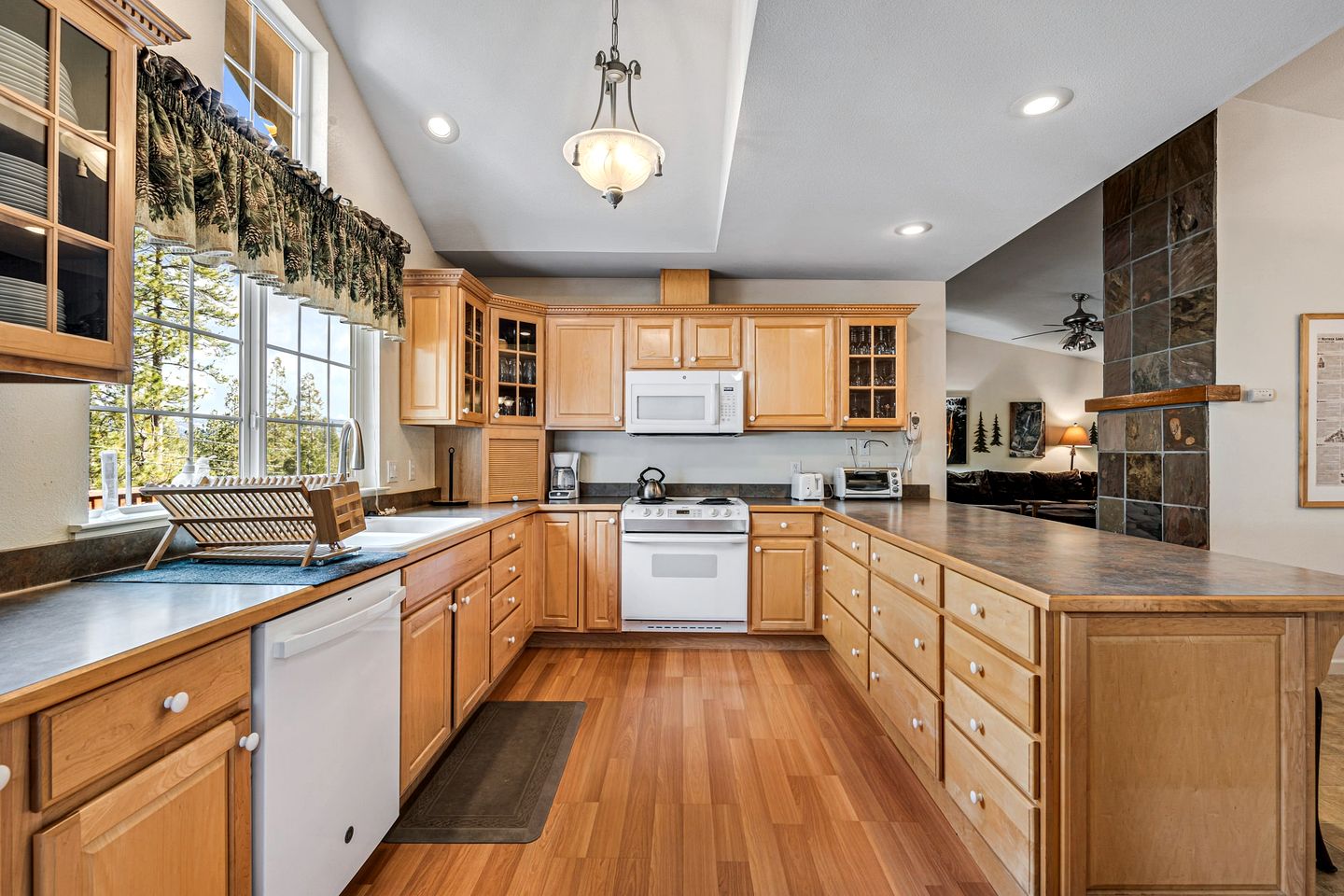 Mountain Retreat with Furnished Deck, BBQ and Fire Pit in Groveland, California