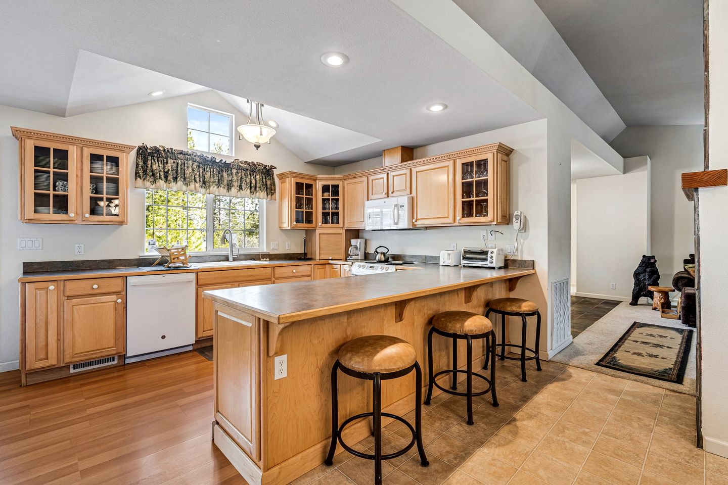 Mountain Retreat with Furnished Deck, BBQ and Fire Pit in Groveland, California