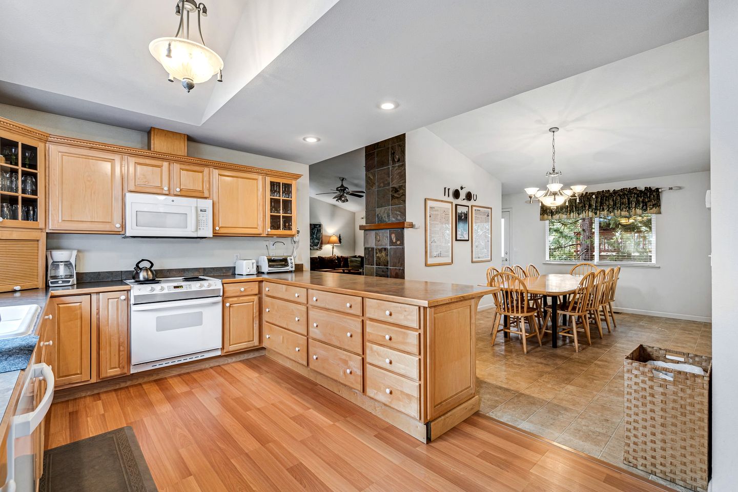 Mountain Retreat with Furnished Deck, BBQ and Fire Pit in Groveland, California