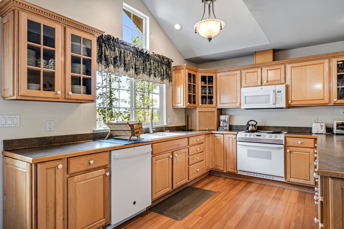 Mountain Retreat with Furnished Deck, BBQ and Fire Pit in Groveland, California