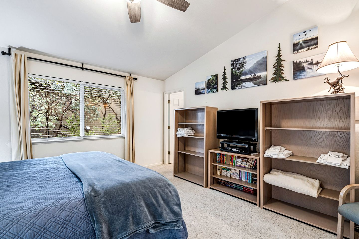 Mountain Retreat with Furnished Deck, BBQ and Fire Pit in Groveland, California