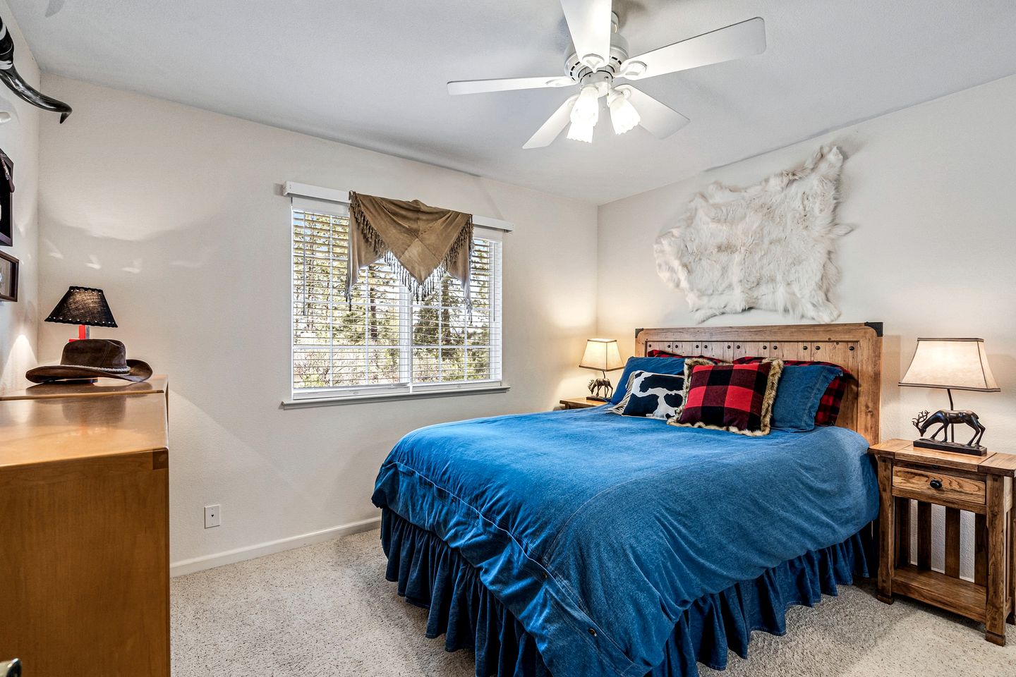 Mountain Retreat with Furnished Deck, BBQ and Fire Pit in Groveland, California