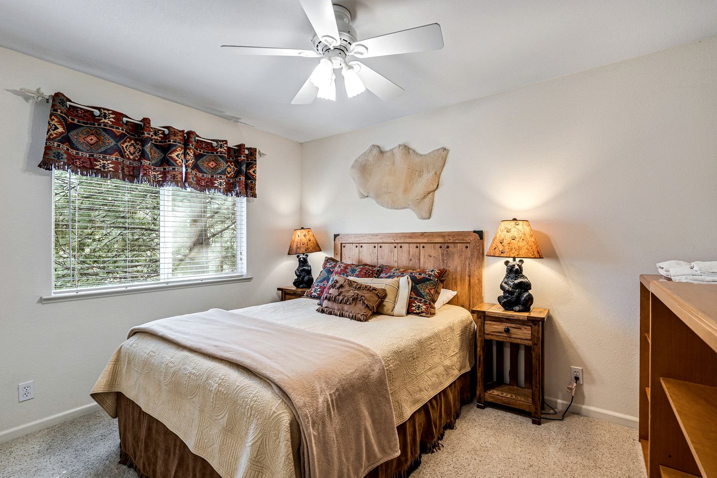 Mountain Retreat with Furnished Deck, BBQ and Fire Pit in Groveland, California