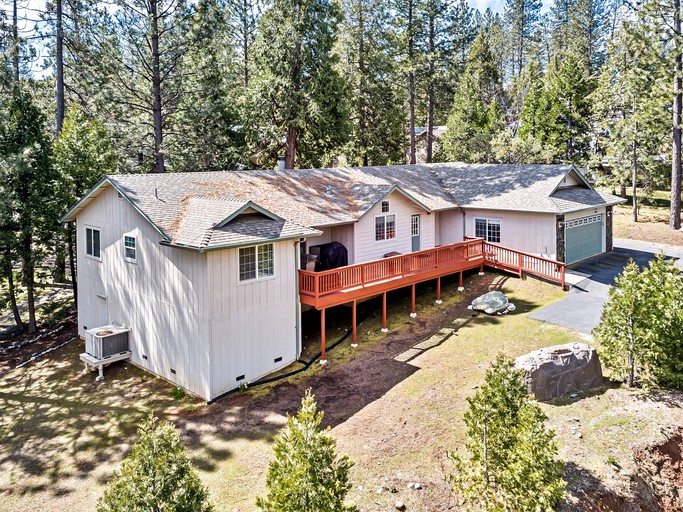 Mountain Retreat with Furnished Deck, BBQ and Fire Pit in Groveland, California