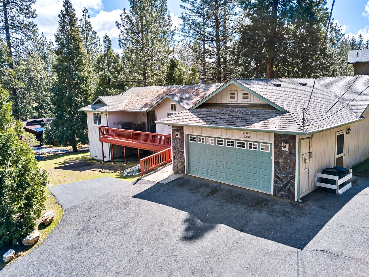 Mountain Retreat with Furnished Deck, BBQ and Fire Pit in Groveland, California