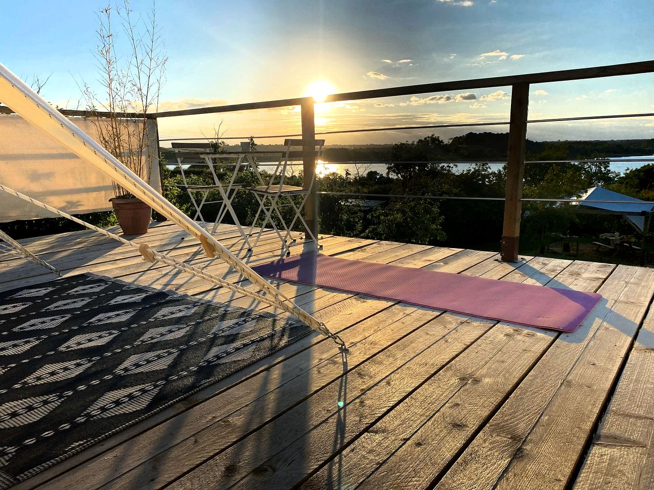 Vibrant Lakeside Bell Tent Paradise near Rutland Water in Rutland